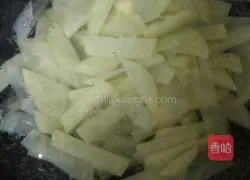 Illustration of how to make stir-fried carrot and potato slices 3