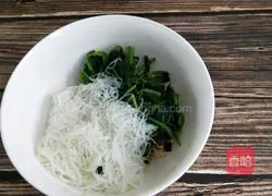 Illustration of how to make cold spinach and dried tofu skin 9