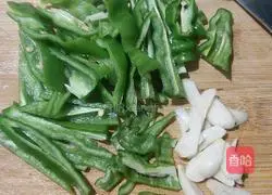 Illustration of how to stir-fry fungus with yuba and green pepper 3