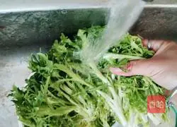 Illustration of Sichuan-style cold bitter chrysanthemum recipe 2