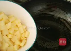 Illustration of how to stir-fry green beans with potatoes 6