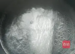 Illustration of how to make spicy cold vermicelli 3