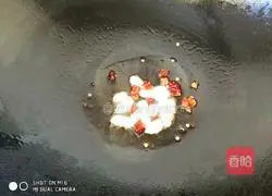 Illustration of how to make hand-shredded cabbage 4