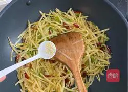 Illustration of how to make spicy and sour potato shreds 7