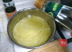 Illustration of how to make spicy and sour potato shreds 3