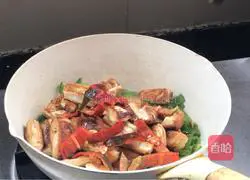 Illustration of how to make fried tofu with green pepper 12