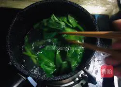Illustration of how to mix fern root powder with soy sauce 4