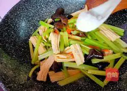 Illustration of how to stir-fry celery with yuba 6