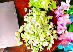 Illustration of how to stir-fry celery and lily 5