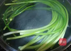 Illustration of how to tear garlic sprouts by hand 4