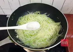 Illustration of how to make green pepper and potato shreds 9