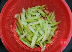 Illustration of how to make spicy stir-fried kale 5