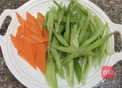 Illustration of how to make celery and yuba 1