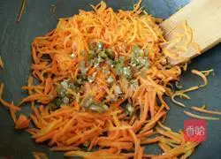 Illustration of how to make spicy stir-fried shredded carrots 7