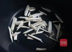 Illustration of how to stir-fry king oyster mushrooms and black vegetables 2