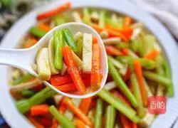 Illustration of how to stir-fry king oyster mushrooms, carrots and celery 13