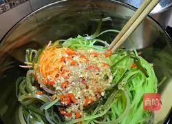 Illustration of how to make three shredded cold dishes 9