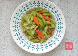 Illustration of how to stir-fry carrots with celery 9