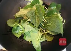 Illustration of how to make garlic sweet potato leaves 6