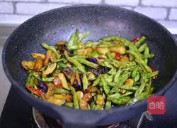 Illustration of how to make stir-fried green beans and eggplant 9