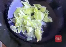Illustration of how to stir-fry lettuce and yam 5