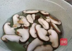 Illustration of how to make black beans, mushrooms and rapeseed 10