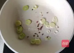 Illustration of making sauce-flavored mung bean sprouts 4