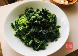 Illustration of how to make stir-fried radish and cherry blossoms 3