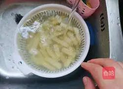 Fragrant Illustration of how to make spicy cumin potato chips 3