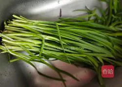 Illustration of how to make fried leeks with shredded bamboo shoots 1
