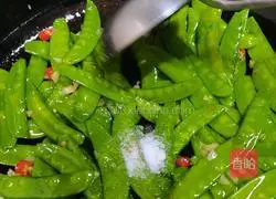 Illustration of how to make fried snow peas 9