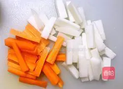 Illustration of how to make hot and sour pickled radish 2