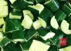 Illustration of how to pat cucumbers 3