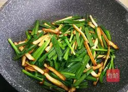 Illustration of how to make stir-fried dried leeks 6