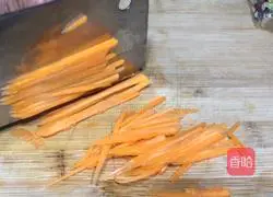 Illustration of how to make stir-fried three shredded vegetables 3