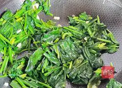 Illustration of how to make spinach and scrambled eggs 4