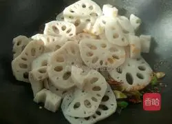 Illustration of how to make spicy hot pot lotus root slices 9