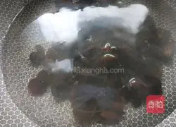 Illustration of how to stir-fry lettuce and fungus 2