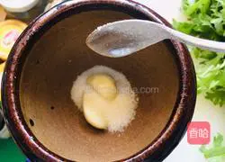 Illustration of how to mix spinach with fern root powder 6