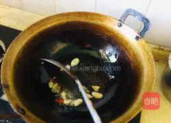 Illustration of how to make fried vermicelli with pickled cabbage 3