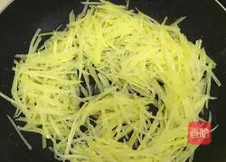 Illustration of how to stir-fry shredded potatoes with celery leaves 6