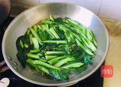 Illustration of how to make golden garlic and kale 3