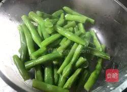 Illustration of how to make soy-flavored green beans 4