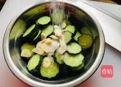 Illustration of how to make garlic slices and cucumber 3