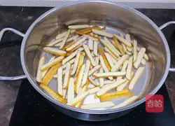 Illustration of how to stir-fry green peppers with dried beans 4