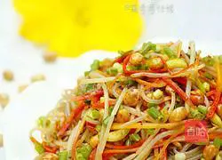 Illustration of how to mix soybean sprouts with vermicelli 1