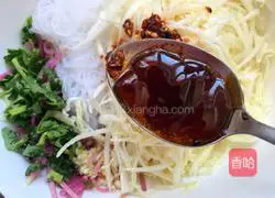 Illustration of how to mix cabbage with vermicelli 10