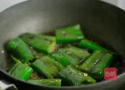 Illustration of how to make pan-fried tiger skin pepper 7