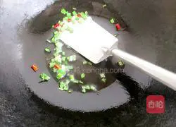 Illustration of how to make loofah bean fungus soup 4