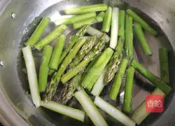 Illustration of how to make asparagus in oil 3
